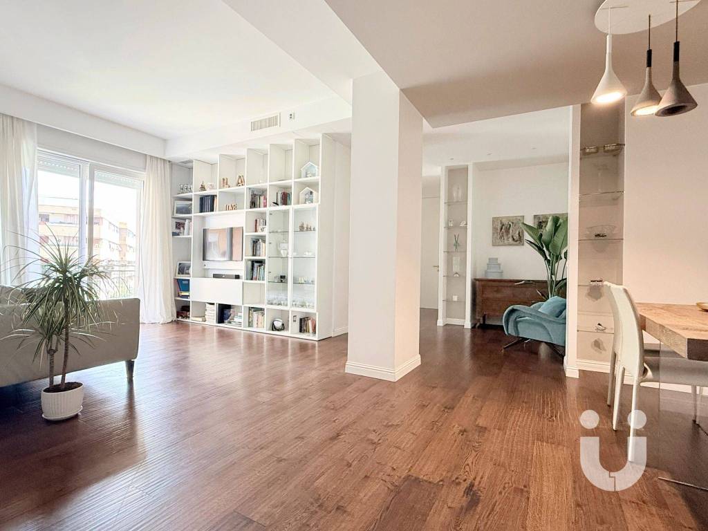 appartamento in vendita a Roma in zona Ardeatino