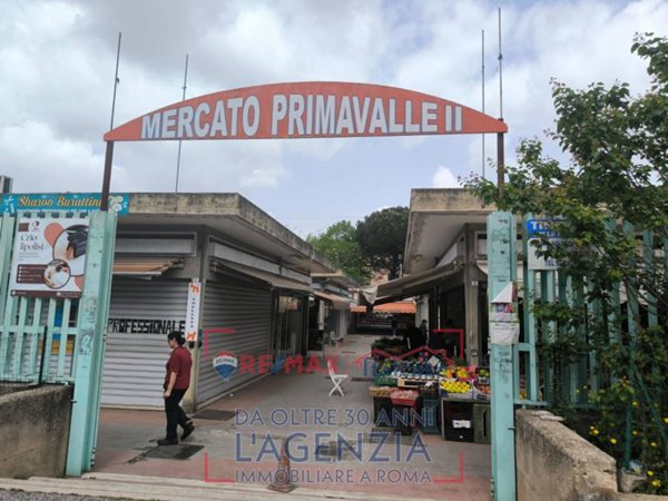 negozio in vendita a Roma in zona Primavalle