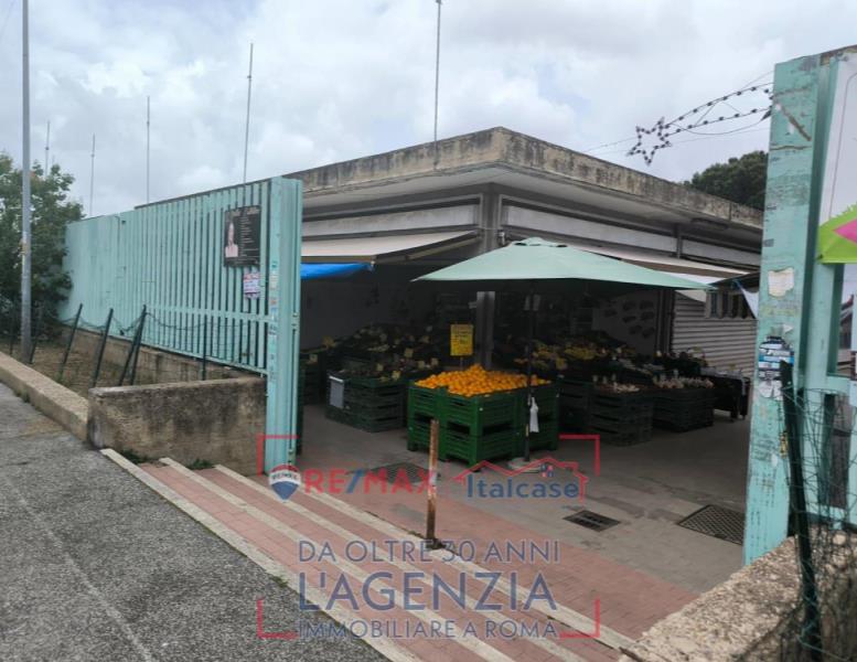 negozio in vendita a Roma in zona Primavalle