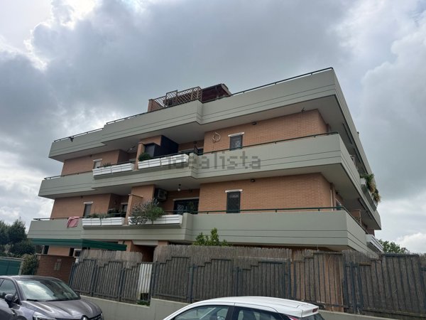appartamento in vendita a Roma in zona Valle Santa