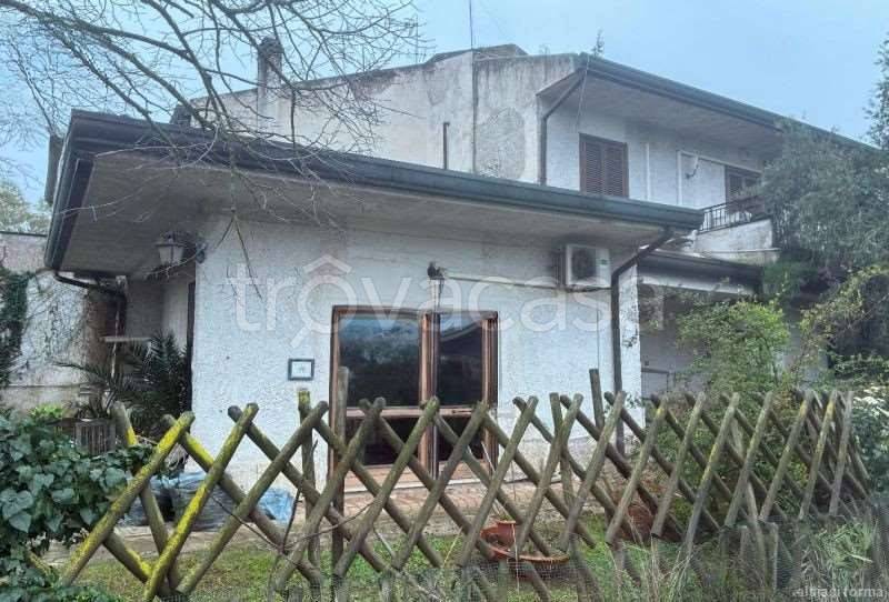 casa indipendente in vendita a Roma in zona Ostia Antica