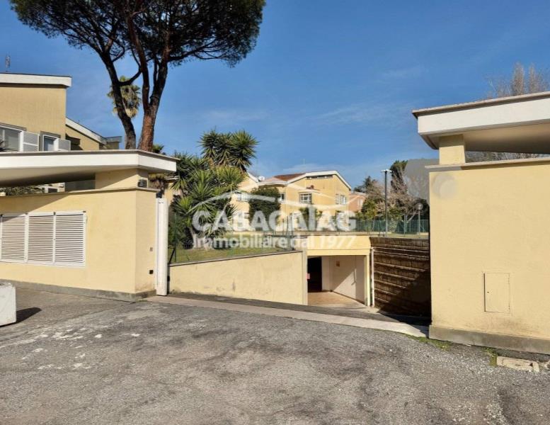 locale di sgombero in vendita a Roma in zona Casal Palocco