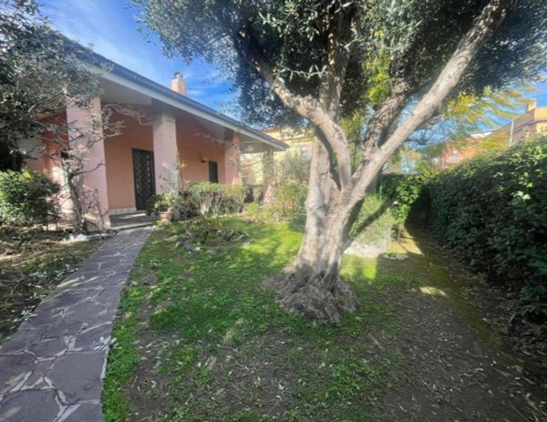 casa indipendente in vendita a Roma in zona Ostia Antica