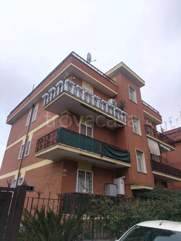 appartamento in vendita a Roma in zona Torre Angela