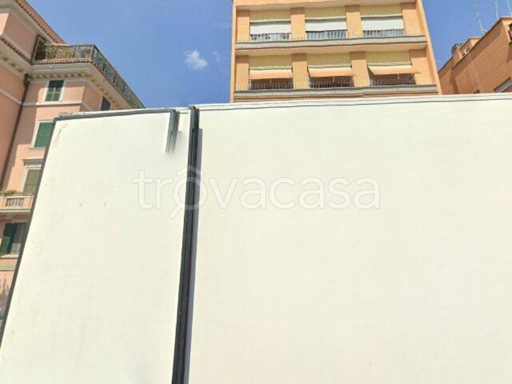negozio in vendita a Roma in zona Tuscolano