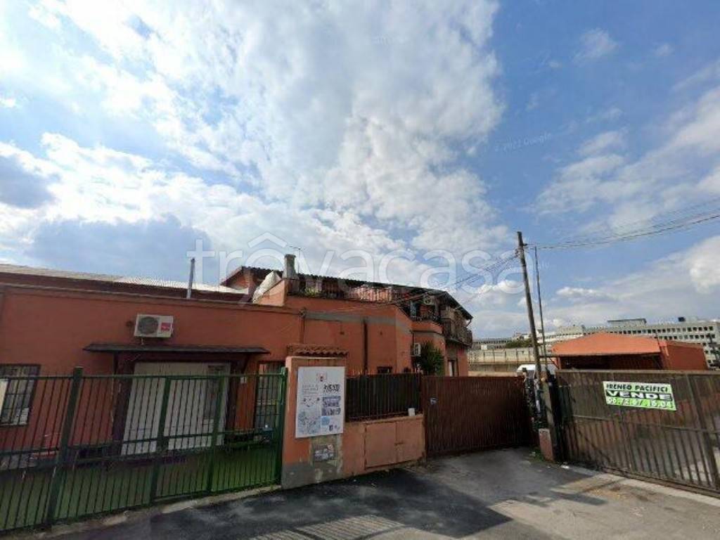 negozio in vendita a Roma in zona Casal Morena