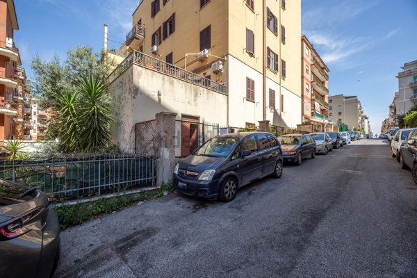 locale commerciale in vendita a Roma in zona Prenestino-Centocelle