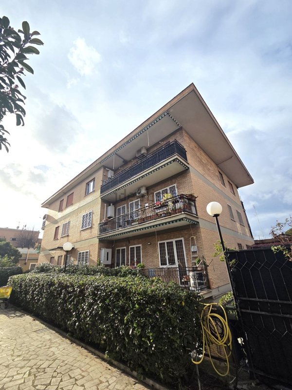 appartamento in vendita a Roma in zona Appio Pignatelli