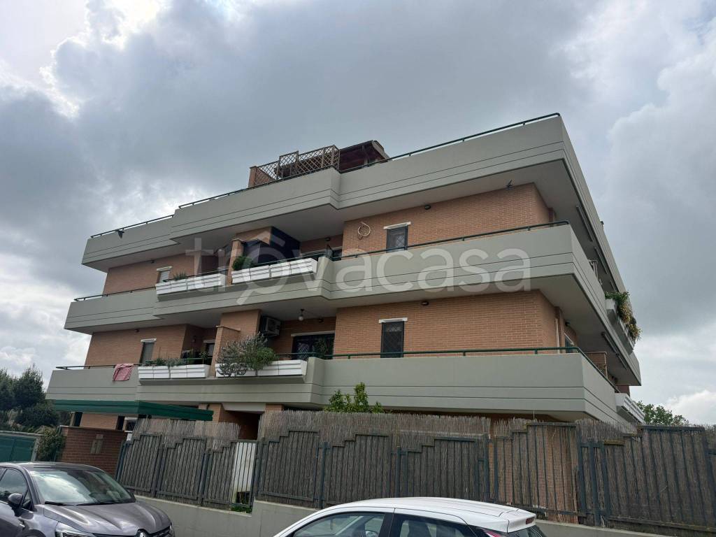 appartamento in vendita a Roma in zona Valle Santa