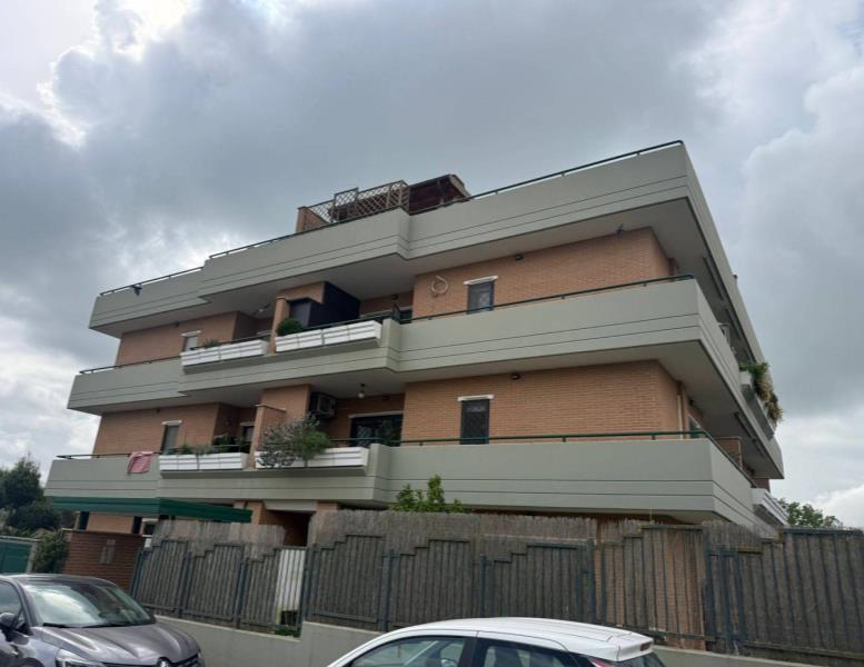 appartamento in vendita a Roma in zona Valle Santa