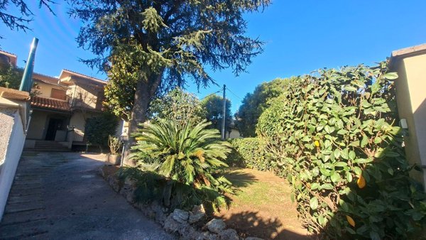 casa indipendente in vendita a Roma in zona Finocchio