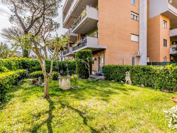 appartamento in vendita a Roma in zona Axa