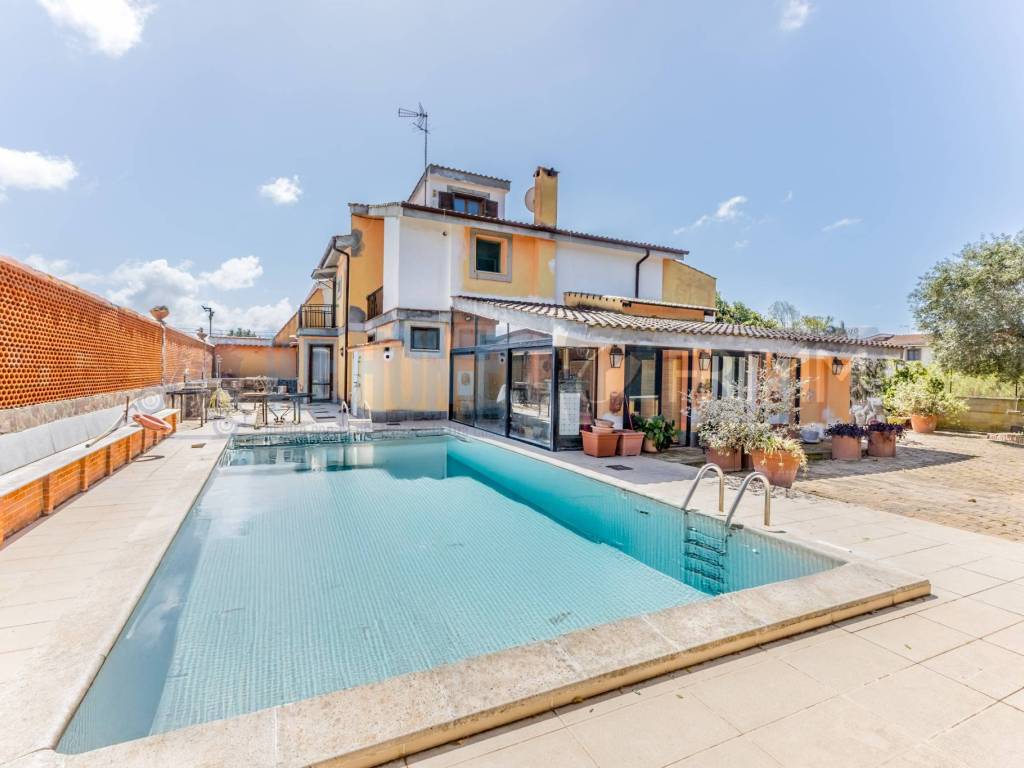 casa indipendente in vendita a Roma in zona Casal Palocco