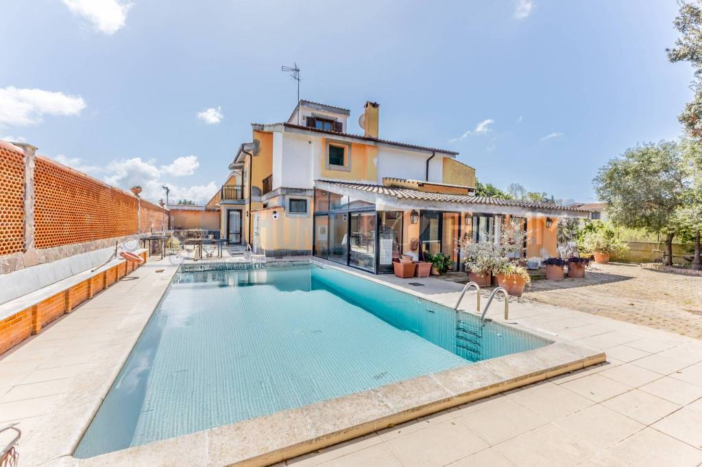 casa indipendente in vendita a Roma in zona Casal Palocco