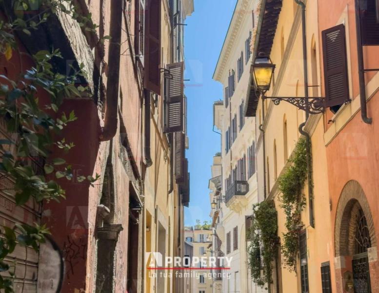 appartamento in vendita a Roma in zona Rione Regola