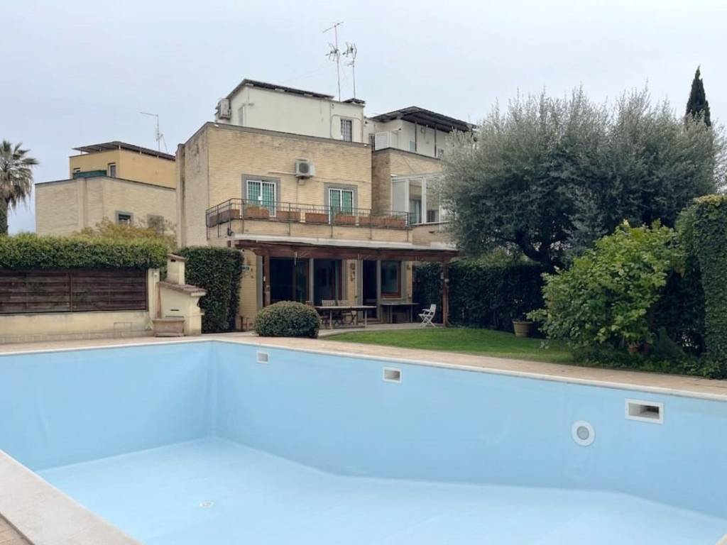 casa indipendente in vendita a Roma in zona Mostacciano