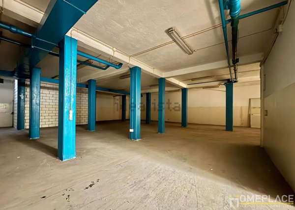 locale commerciale in vendita a Roma in zona Torre Maura