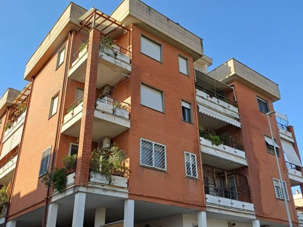 appartamento in vendita a Roma in zona Casal Monastero