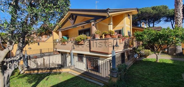 casa indipendente in vendita a Roma in zona Infernetto