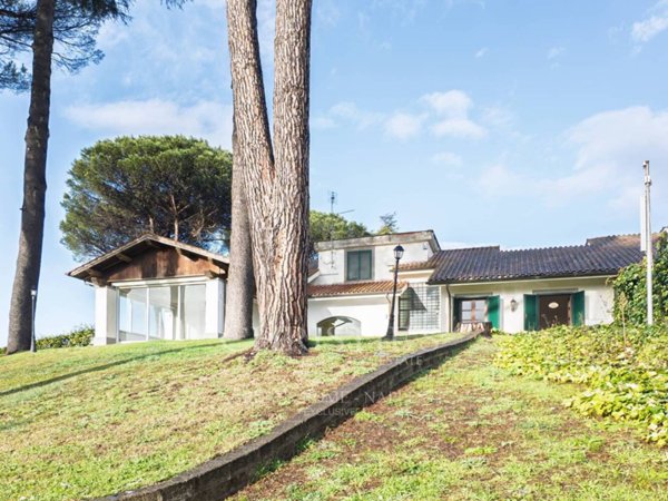 casa indipendente in vendita a Roma in zona Tomba di Nerone