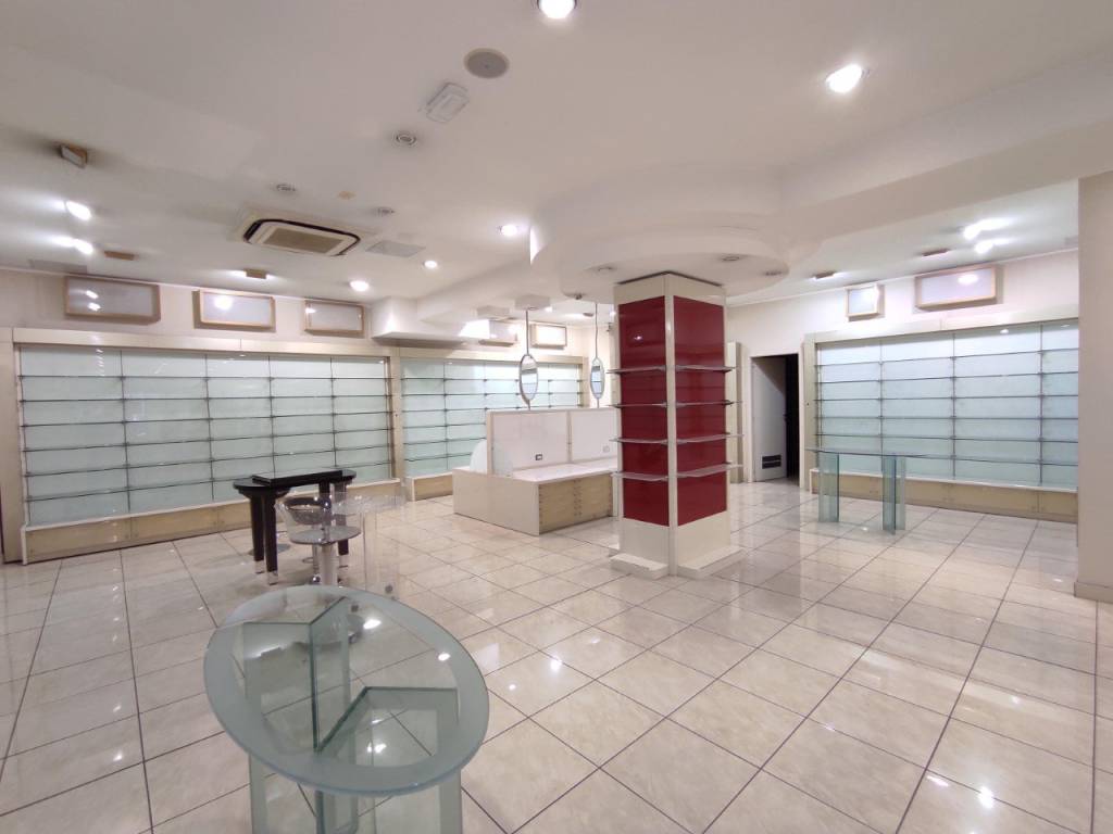 negozio in vendita a Roma in zona Ardeatino