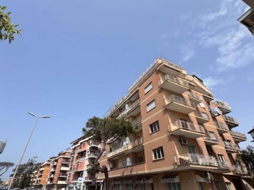 appartamento in vendita a Roma in zona Castel Fusano