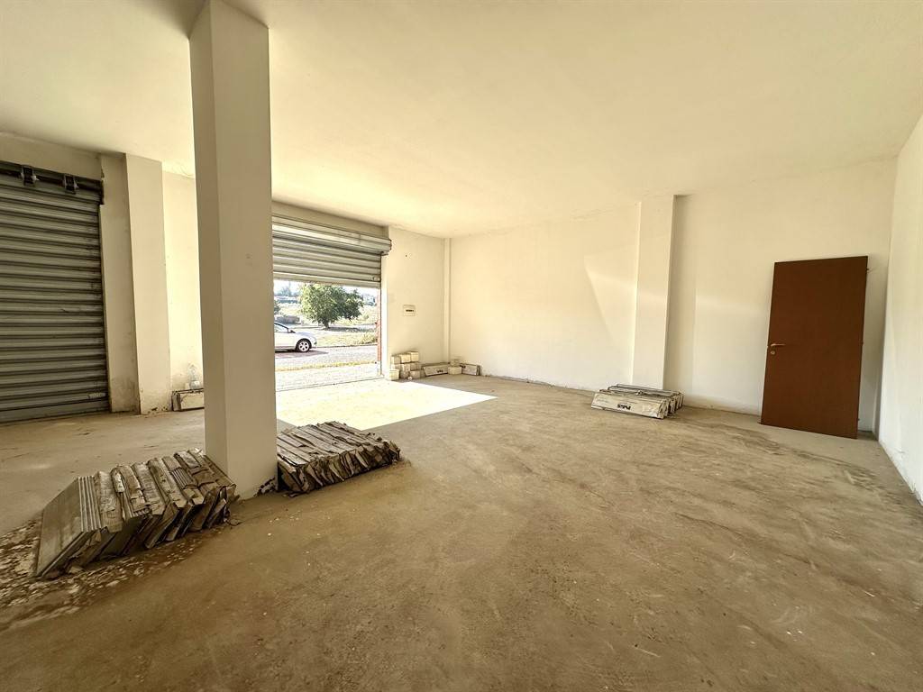 negozio in vendita a Roma in zona Finocchio