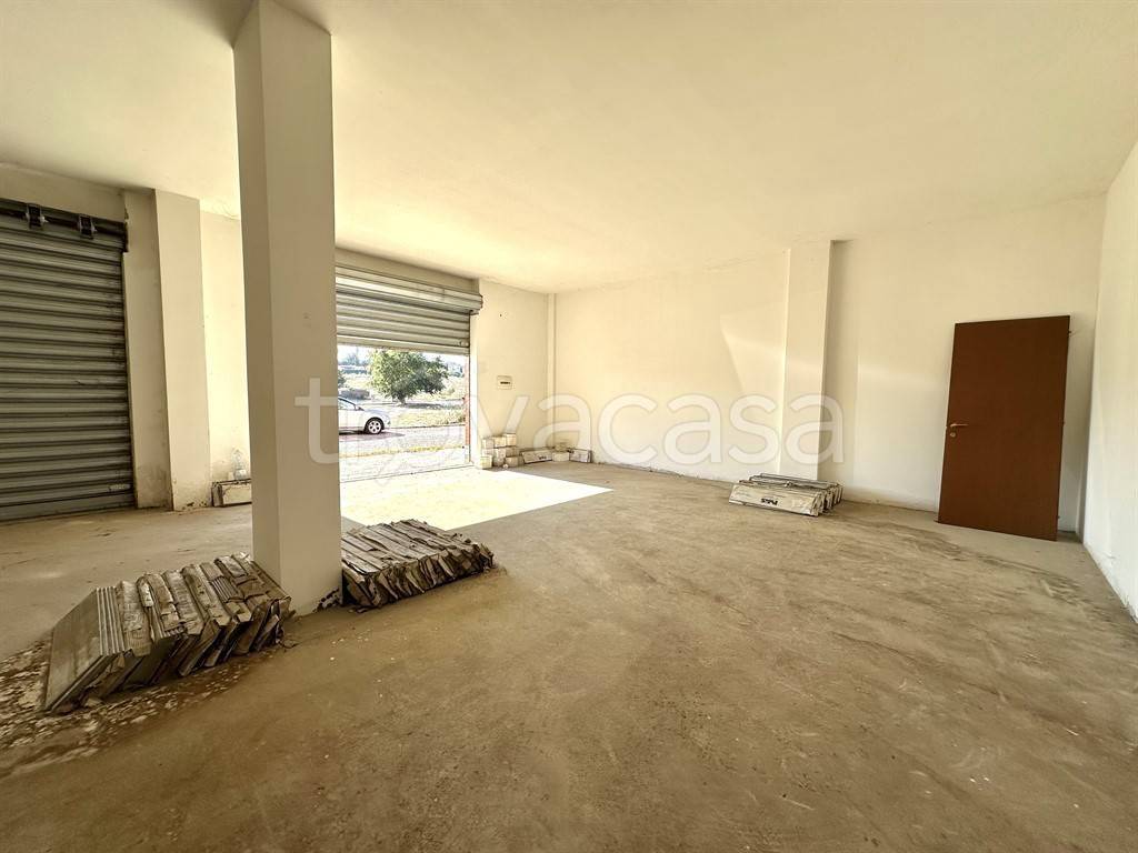 negozio in vendita a Roma in zona Finocchio