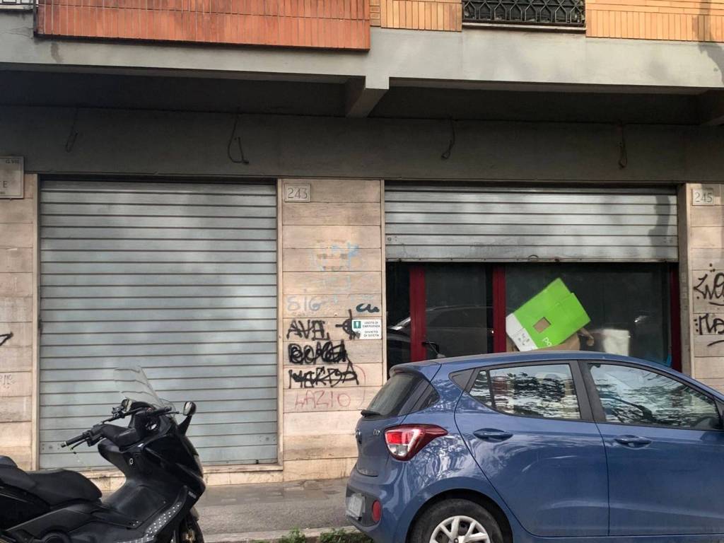negozio in vendita a Roma in zona Tuscolano