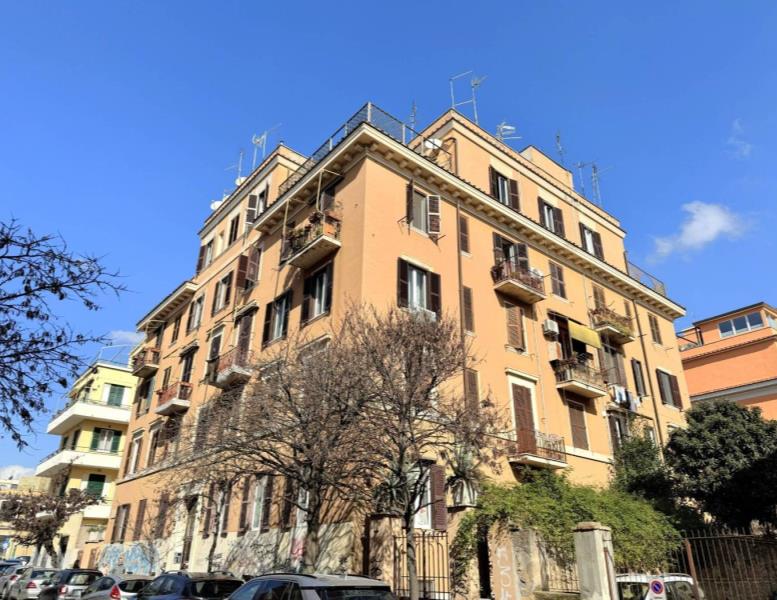 appartamento in vendita a Roma in zona Appio Latino