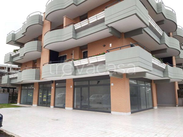 negozio in vendita a Roma in zona Valle Santa