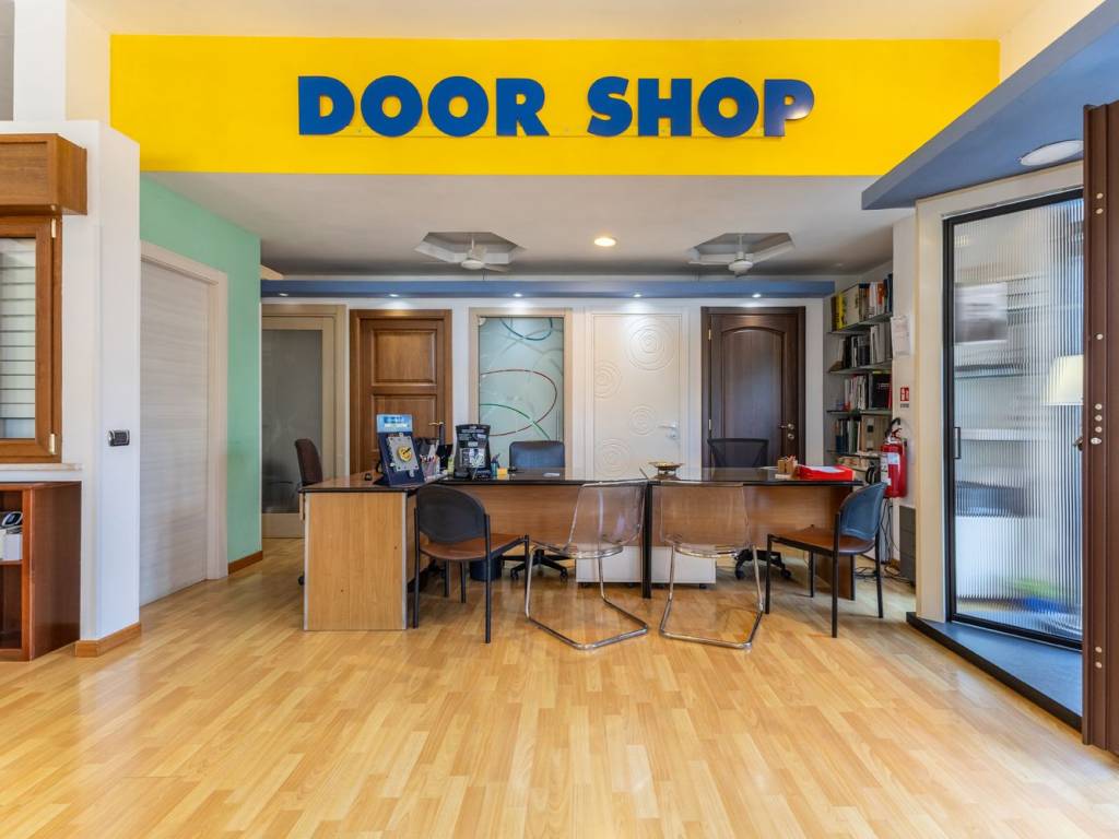 negozio in vendita a Roma in zona Castel Fusano