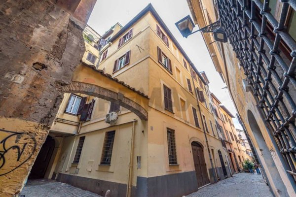 appartamento in vendita a Roma in zona Rione Regola
