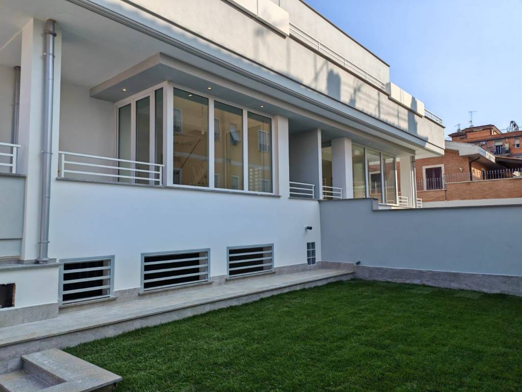 casa indipendente in vendita a Roma in zona Torre Angela