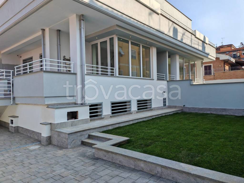 casa indipendente in vendita a Roma in zona Torre Angela