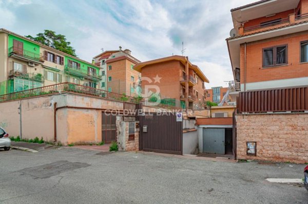 locale commerciale in vendita a Roma in zona Vigna Murata