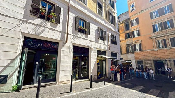 negozio in vendita a Roma in zona Rione Monti/Campitelli
