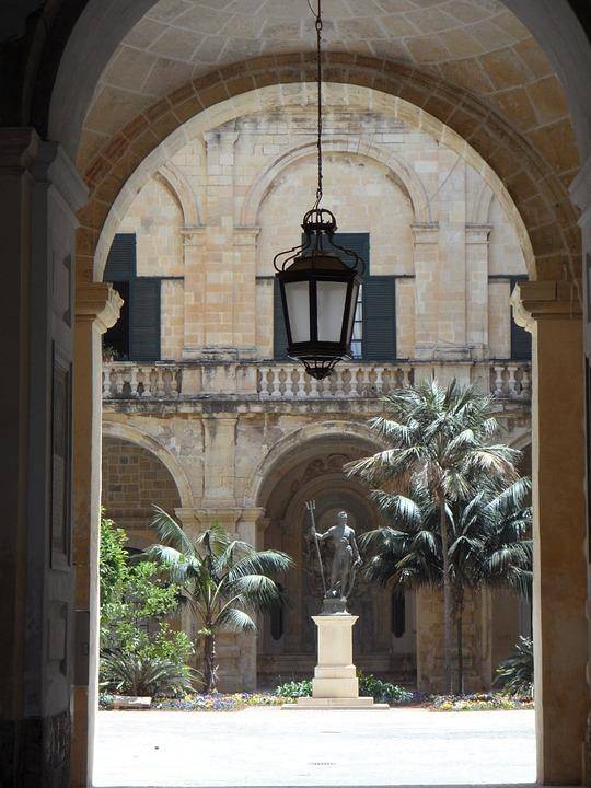 intera palazzina in vendita a Roma in zona Appio Latino