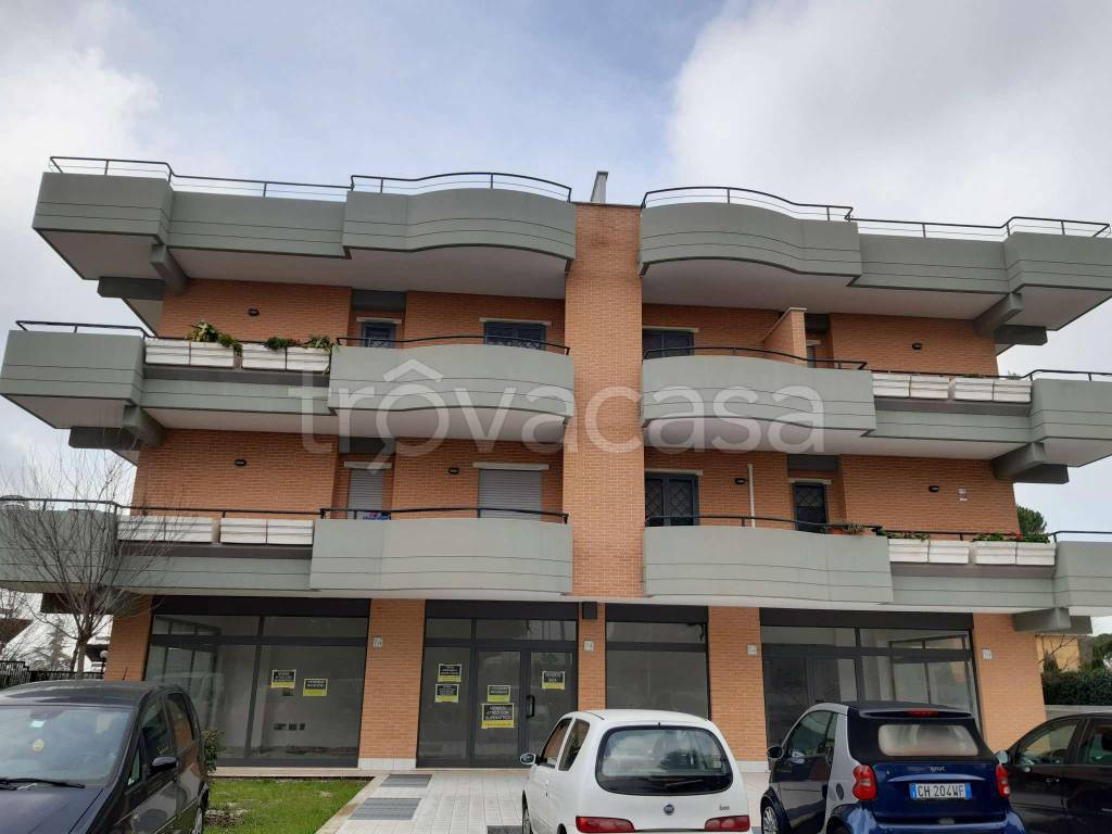 negozio in vendita a Roma in zona Valle Santa