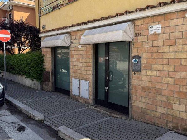 negozio in vendita a Roma in zona Appio Pignatelli