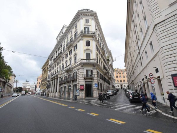 negozio in vendita a Roma in zona Rione Monti/Campitelli
