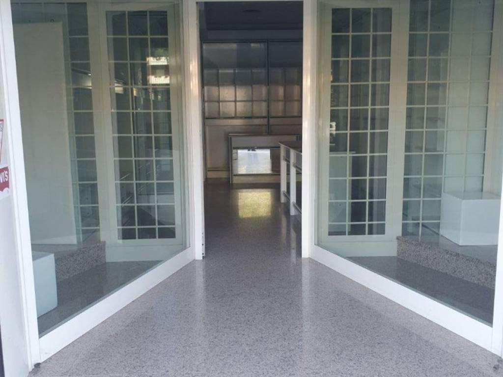 negozio in vendita a Roma in zona Cinecittà