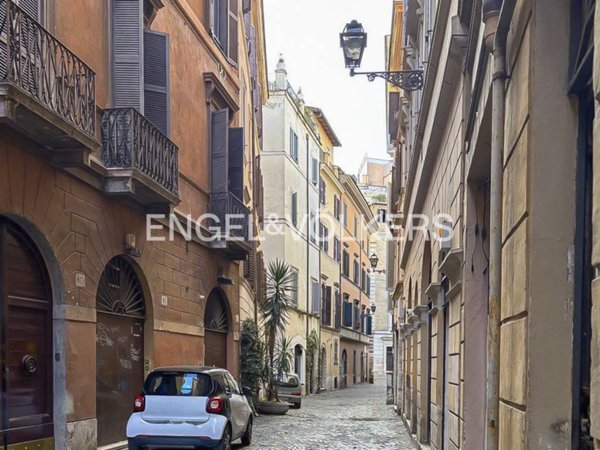 appartamento in vendita a Roma in zona Parione/Sant'Eustachio