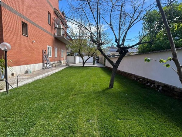 appartamento in vendita a Roma in zona Selva Candida