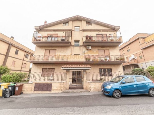 appartamento in vendita a Roma in zona Pantan Monastero