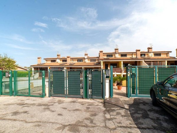 casa indipendente in vendita a Roma in zona Lunghezza