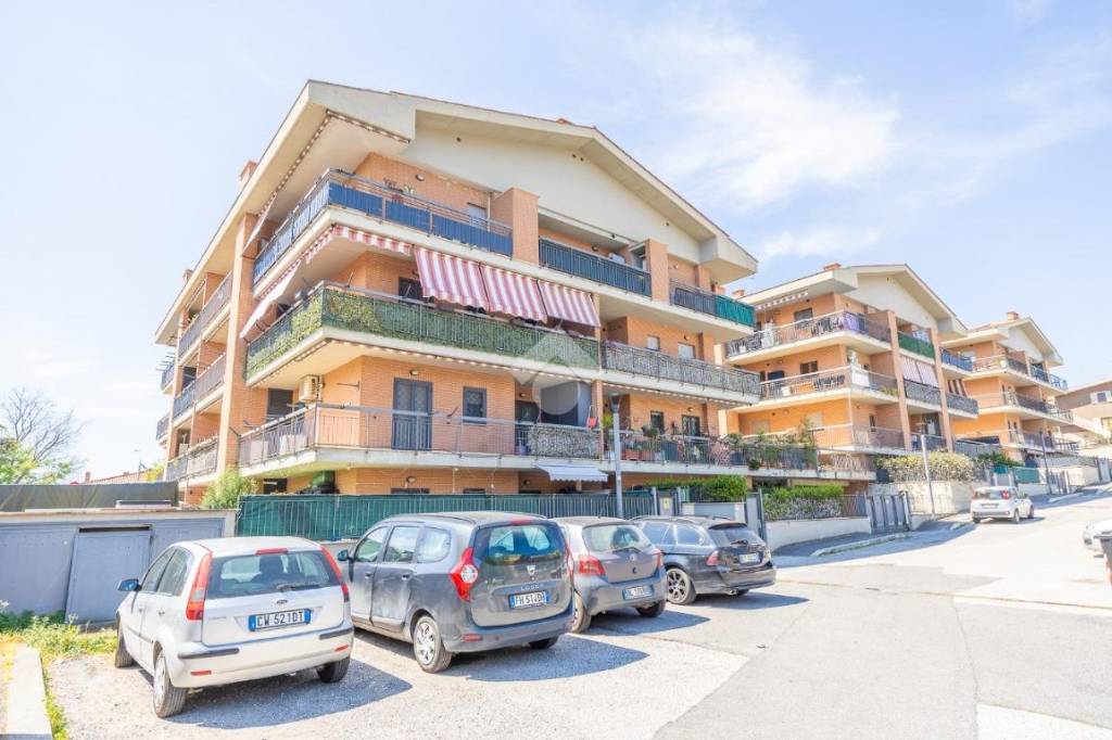 appartamento in vendita a Roma in zona Case Rosse