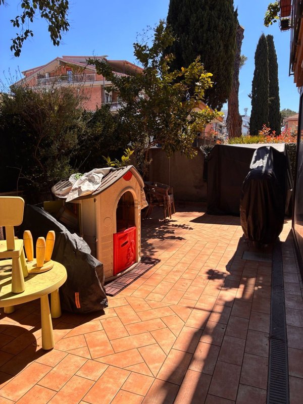 appartamento in vendita a Roma in zona Appio Pignatelli