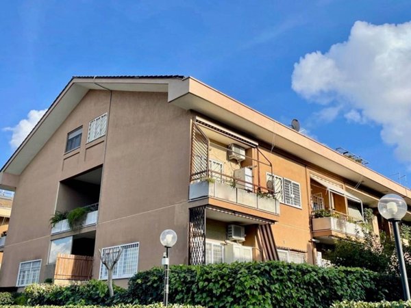 appartamento in vendita a Roma in zona Axa