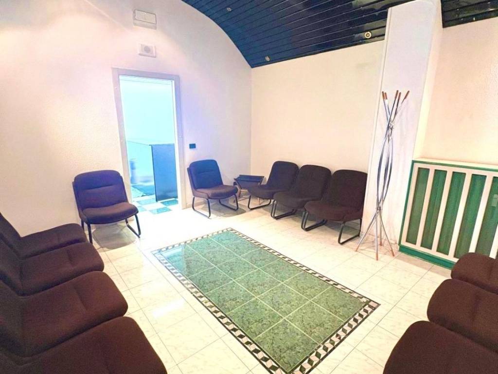 negozio in vendita a Roma in zona Cinecittà